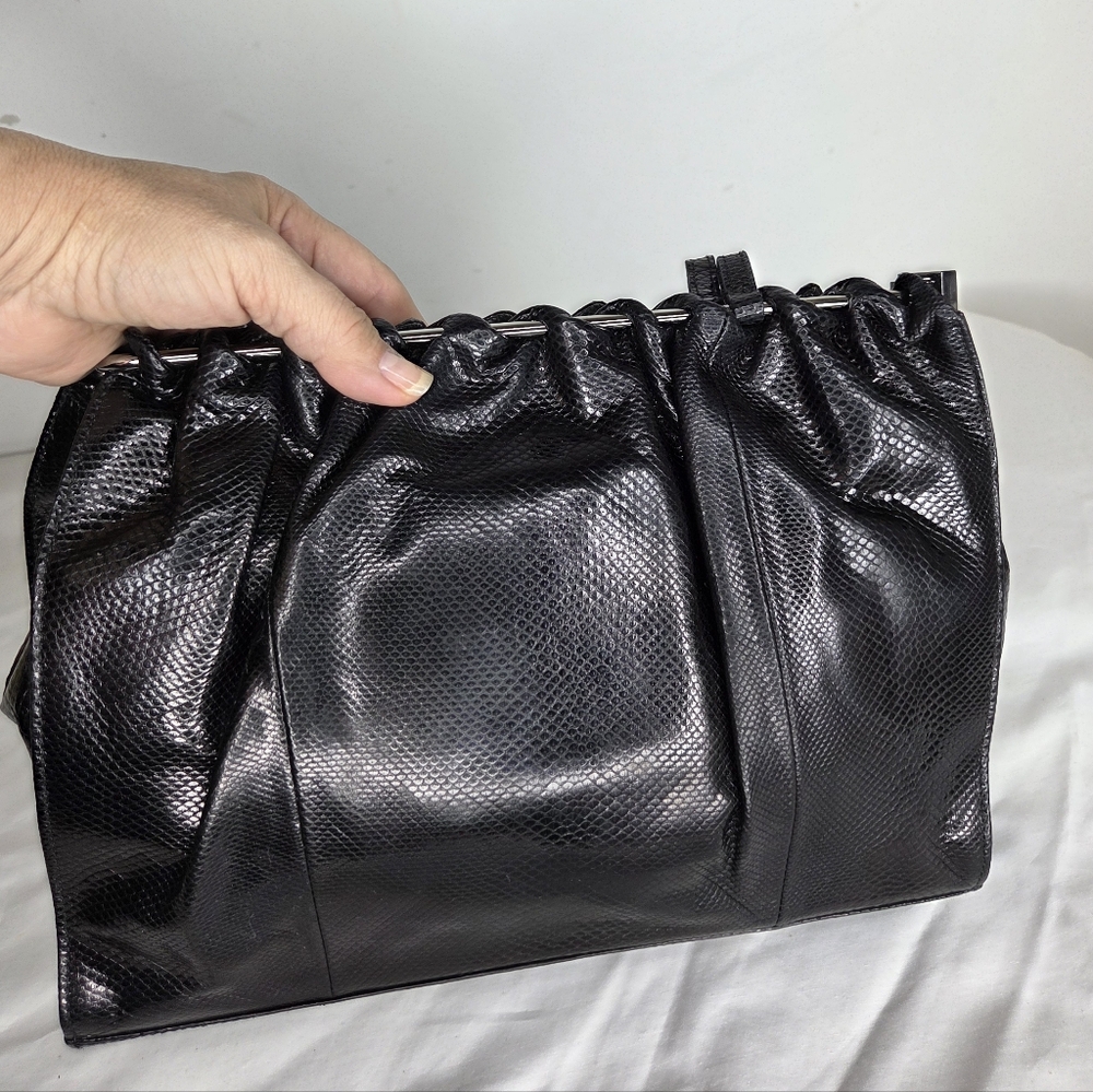 Gucci - Vintage Elegant Black Leather Shoulder Bag With Silver Plate Hardware - Picture 13 of 15